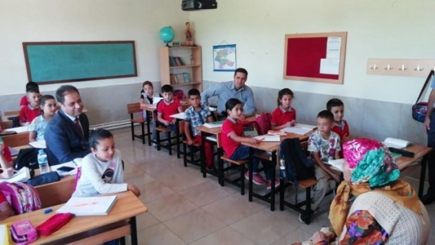 Okullara yardım yapan hayırsever kadına plaketli teşekkür