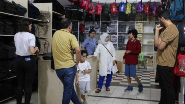 Okulların açılmasına günler kala üniformalar raflarda yerini aldı