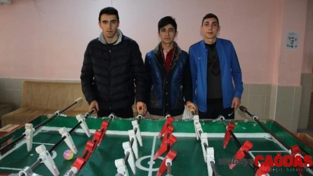 Okullarında spor salonu oymayınca atık malzemelerden langırt yaptılar