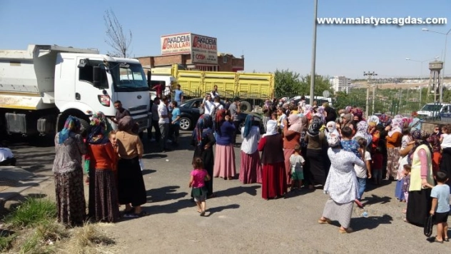 Okulu yıkılan öğrenci velileri yol kapattı