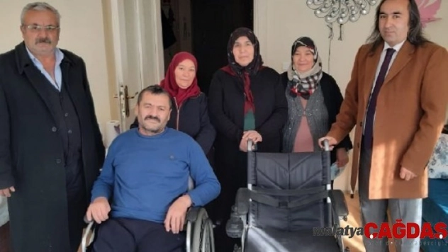 Ölen babasının akülü sandalyesini bağışladı