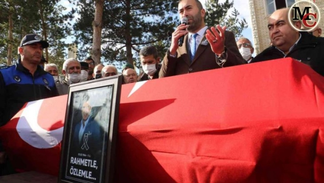 Ölen başkan için Belediye binası önünde tören düzenlendi