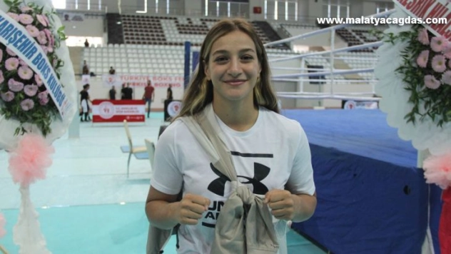 Olimpiyat ikincisi Buse Naz Çakıroğlu: 'Moral vermek için Elazığ'a geldim'