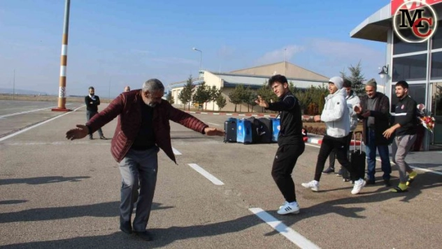 Olimpiyat kotası alan Furkan, başarısını davul zurna eşliğinde oynayarak kutladı