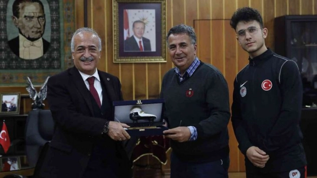 Olimpiyatlara katılma hakkı elde eden Atatürk Üniversiteli Furkan Akar'dan Rektör Çomaklı'ya ziyaret