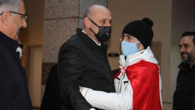 Olimpiyatlarda mücadele edecek Furkan Akar alkışlarla Çin'e uğurlandı