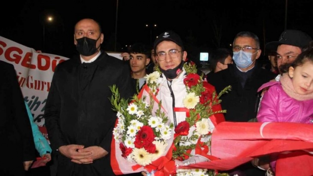 Olimpiyatlarda tarih yazan Furkan Akar yurda döndü