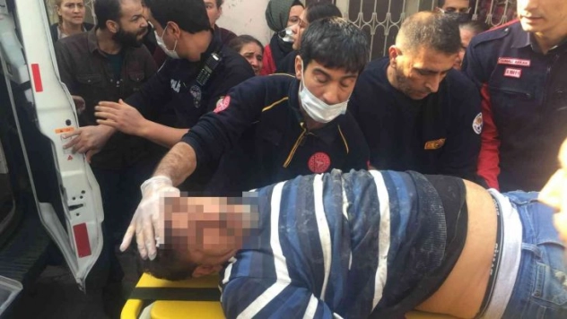 Ölmek isteyen genç yardıma gelen vatandaşın üzerine düşerek kurtuldu