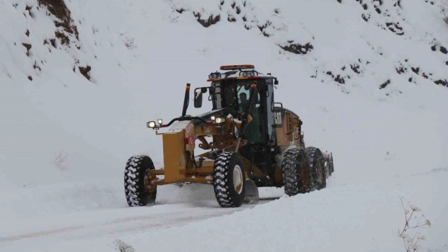 Oltu'da 65 mahalle yolunu ulaşıma açmak için çalışmalar sürüyor