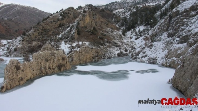 Oltu Sivridere sulama barajı göleti buz tuttu
