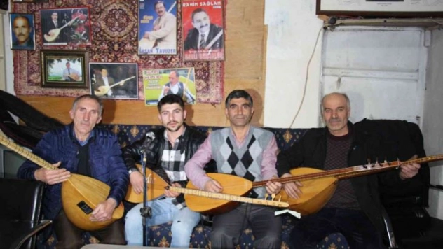 Oltulu Ozanlar onur anıtına saldırıya sazlarıyla tepki gösterdi