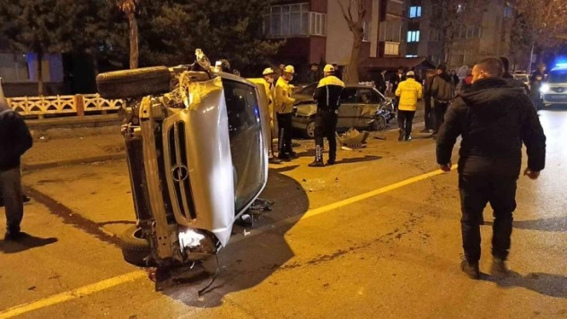 Önce park halindeki araçlara çarptı sonra yan yattı: 1 yaralı