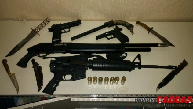 Operasyonun yapıldığı evde 2 av tüfeği ele geçirildi