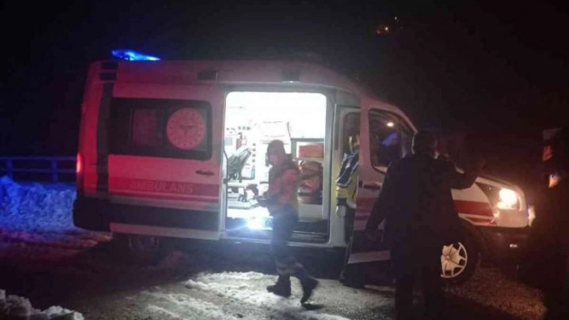 Orman işçileri karda yolu kapanan hasta için seferber oldu