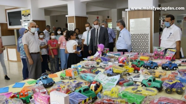 Orman yangınlarını yaşayan çocuklara oyuncak gönderildi