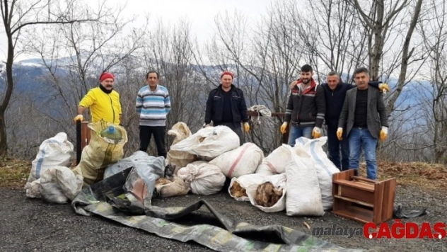 Ormana atılan çöpler toplandı