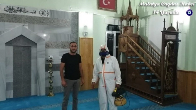 Örnek muhtar camileri kendi imkanları ile dezenfekte etti