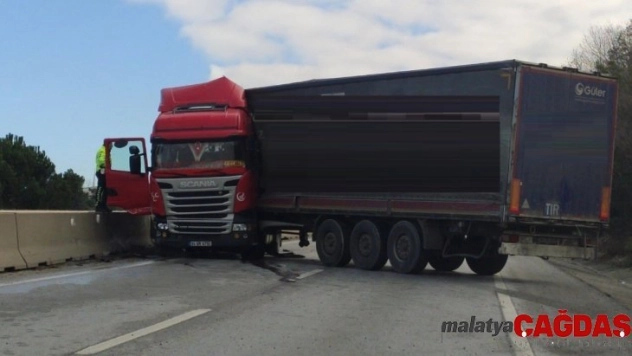 Orta refüje çarpan TIR yolu kapattı, trafik durdu