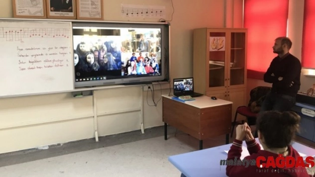 Ortaokul öğrencilerinden dünyaya gönül köprüsü