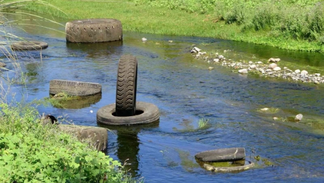 Osmaniye'de dereye atılan onlarca lastik çevre kirliliğine neden oldu