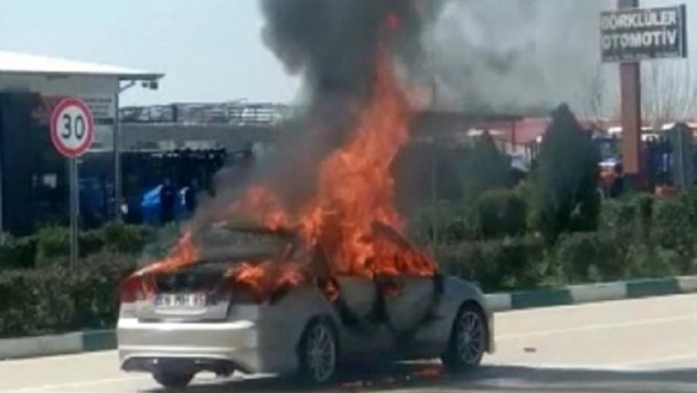 Osmaniye'de LPG tankı patlayan otomobil alev alev yandı