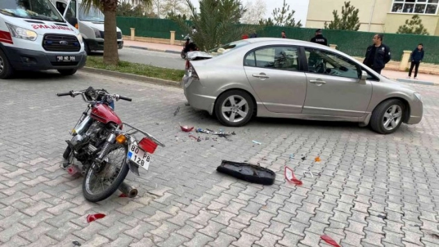 Osmaniye'de motosiklet otomobile çarptı: 2 yaralı