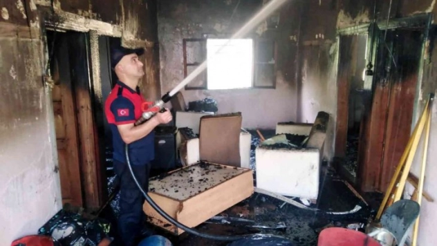 Osmaniye'de yanan ev kullanılmaz hale geldi