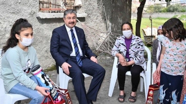 Osmaniye Valisi, konuk olduğu ailelerin sorunlarına ortak oluyor