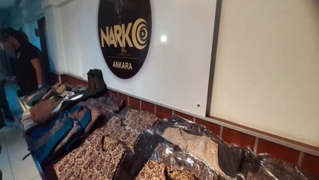 Osmanlı kaftanlarına uyuşturucu emdiren İranlılar suç üstü yakalandı