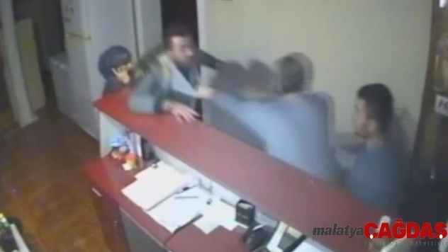 Otel işletmecisi ile eşi darp edildi, olay kameraya yansıdı