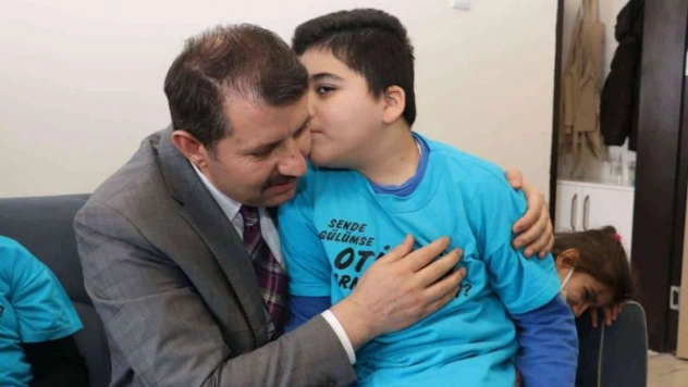 Otizme dikkat çektiler