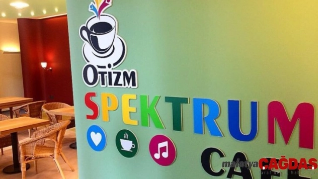 Otizmli çocuklar Ankara'da müşterilere servis yapıp, ürünlerini sergiliyorlar