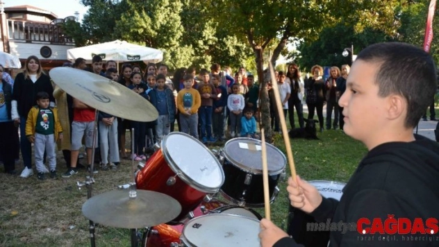 Otizmli Kemal Deniz sahne performansıyla büyüledi