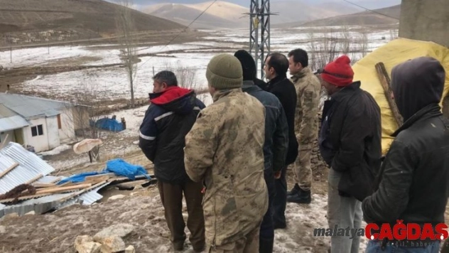 Otlukbeli'nde fırtına çatıları uçurdu