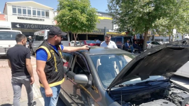 Oto hırsızlık polisleri oto pazarını denetledi