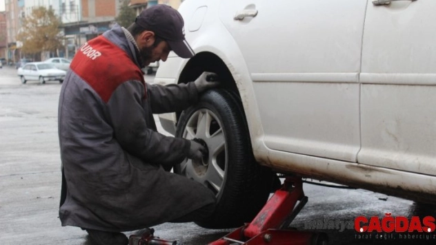 Oto lastikçilerde kış lastiği mesaisi sürüyor