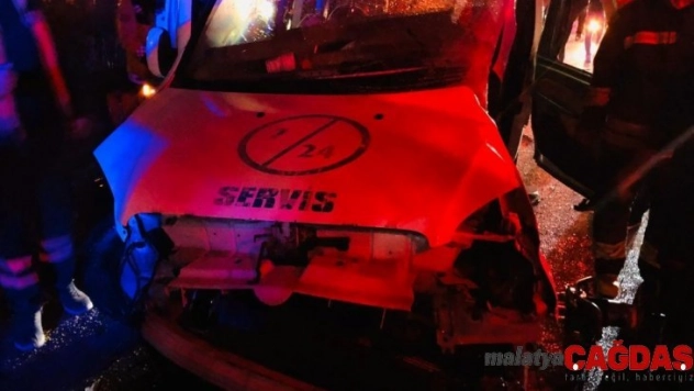 Otobüs ile hafif ticari araç çarpıştı: 2 ölü