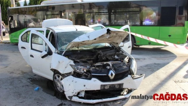Otobüs ile otomobilin çarpıştığı kazada 7 kişi yaralandı