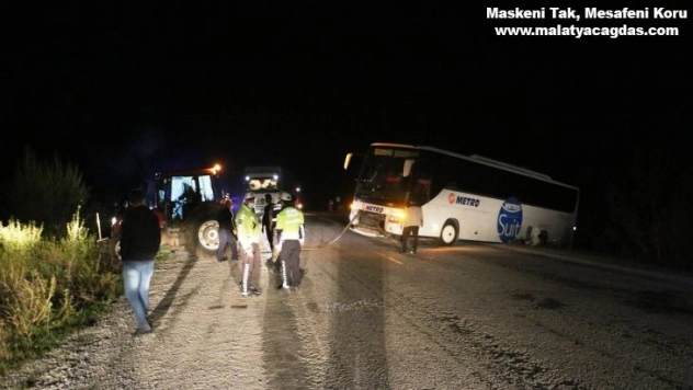 Otobüs önce yanlış yola girdi, sonra yolcuları ile mahsur kaldı
