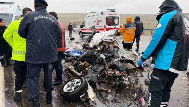 Otobüs otomobili kağıt gibi ezdi: 3 ölü, 1 yaralı