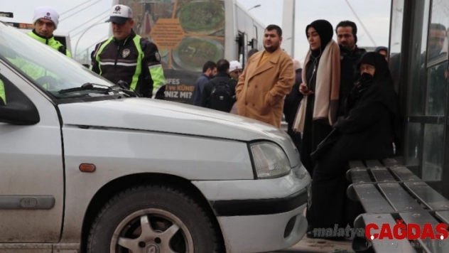 Otobüse çarpan otomobil durağa daldı, yolcular son anda kaçtı