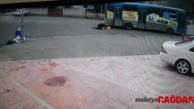 Otobüsten düşen kadın yaşam mücadelesini kaybetti