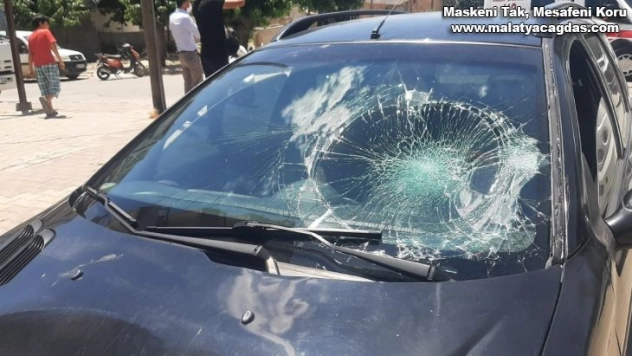 Otomobil, anne ile oğluna çarptı: 2 yaralı