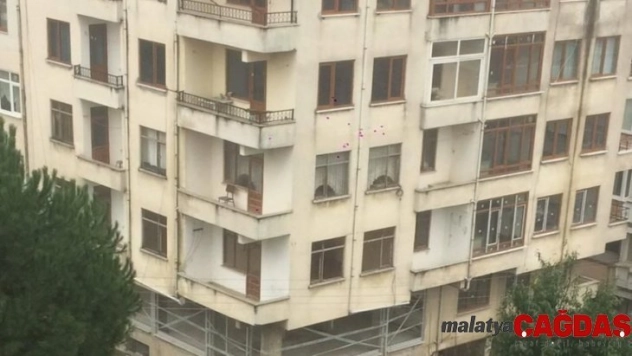 Otomobil apartman boşluğuna uçtu