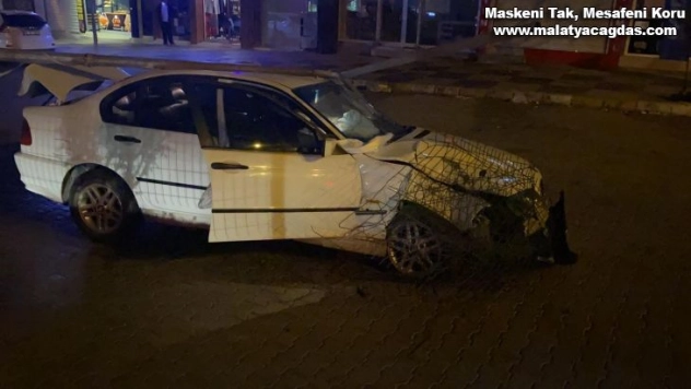 Otomobil aydınlatma direğine çarptı: 1 yaralı