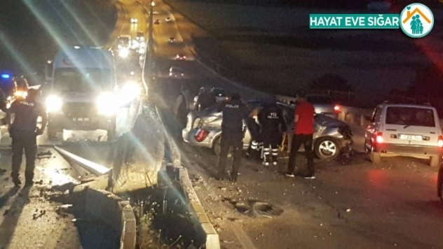 Otomobil aydınlatma direğine çarptı