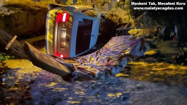 Otomobil bahçeye uçtu: 2 yaralı