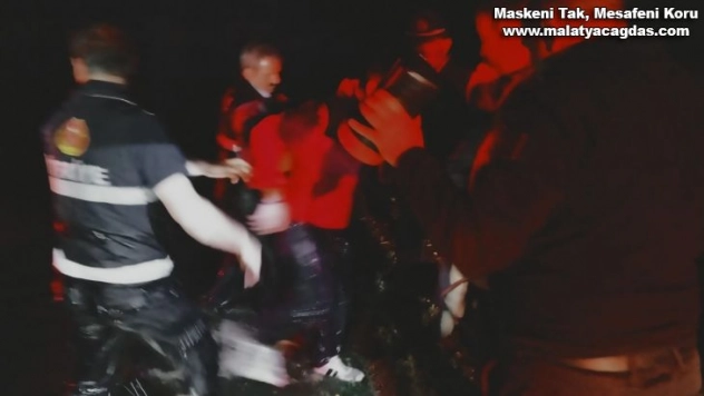 Otomobil baraj gölüne uçtu, 3 kişi boğulmaktan son anda kurtarıldı