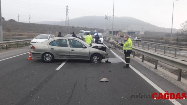 Otomobil bariyerlere çarptı 2 yaralı