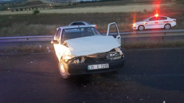 Otomobil bariyerlere çarptı 3 Yaralı